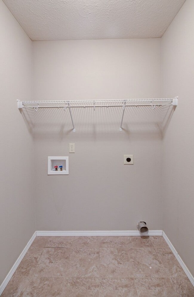 Building Photo - 3 bedroom home conveniently located on the east side of Republic