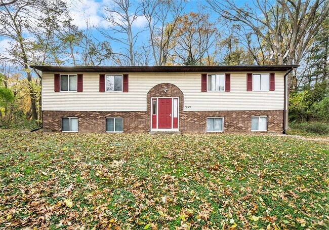 Building Photo - SUMMER MOVE IN SPECIAL- $300 off your move-in before JULY- Newly remodeled 1 bedroom 1 bathroom -...