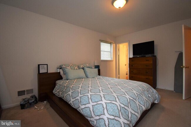 Building Photo - 6405 Middleburg Ln