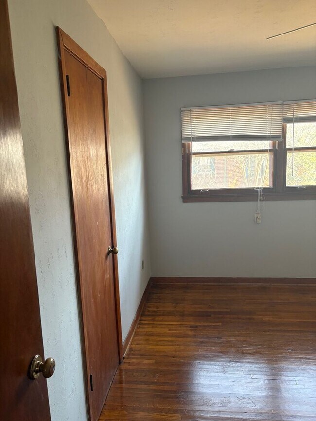 Building Photo - 3 Bedrooms and 1 Bathroom