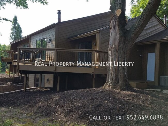 Building Photo - Exquisite 3-Level Split Home in Bloomington