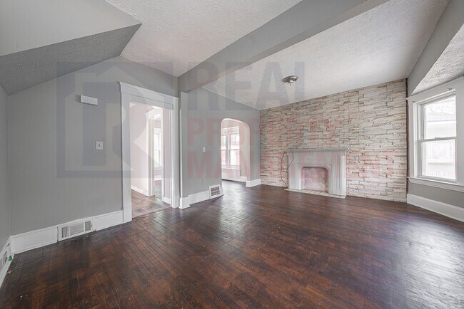 Building Photo - Charming 4-Bedroom Home on Quiet Street - ...