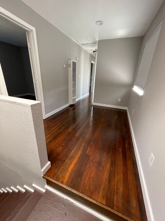 Building Photo - 3018-3020 Maple Ave