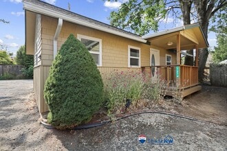 Building Photo - Fantastic location, move in ready! 1 bed, one bath, HUGE kitchen!