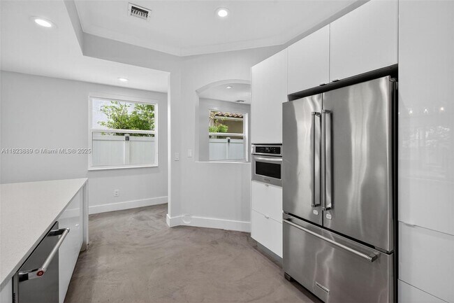 Building Photo - 459 SW 5th Ave