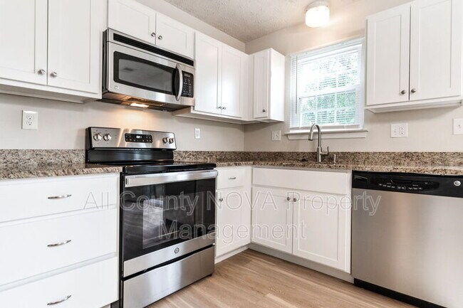 Building Photo - 17 Heather Ln