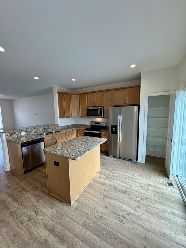 Building Photo - Modern 4 BR | 2.5 BA Townhome with Garage ...