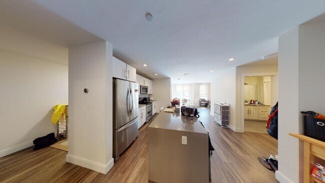 Building Photo - No Brokers Fee, 5 Bed. 2 Full Bathrooms in South End, Eat-in Kitchen, Big Bedrooms, Laundry on a ...