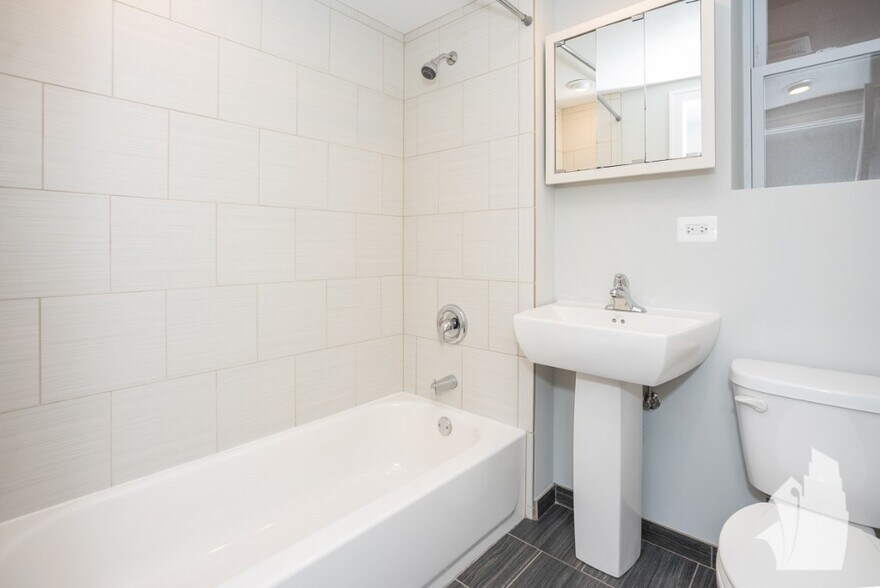 Building Photo - 2326 N Southport Ave