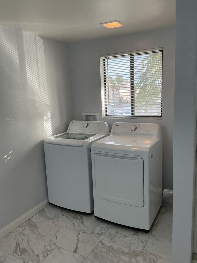 Building Photo - Los Caballeros #001