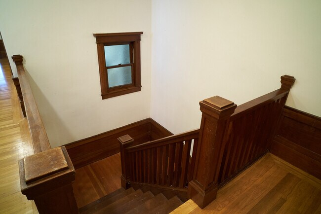 Landing / Staircase - 3918 24th St