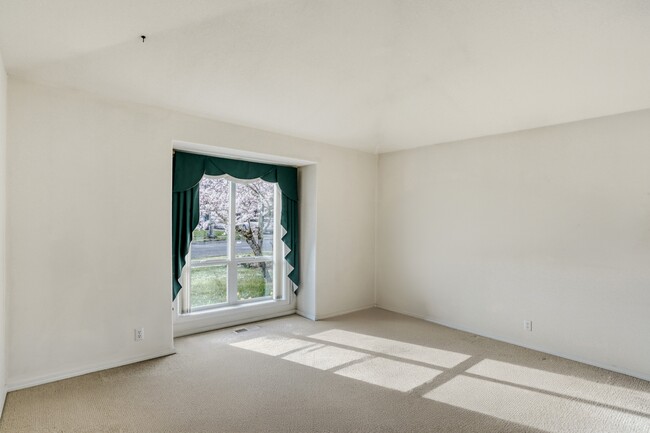 Building Photo - 374 NE 49th Ave