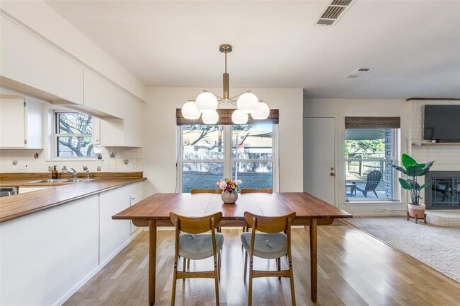 Building Photo - 4002 Biscay Dr