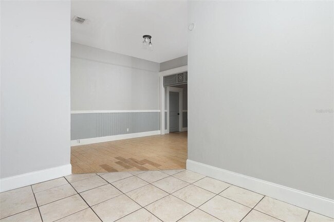 Building Photo - 906 E 11th Ave