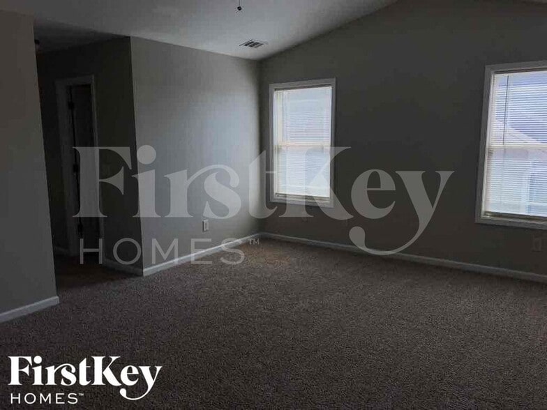 Building Photo - 260 Village Broad St