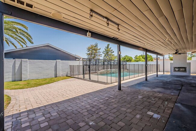 Building Photo - Three bedrooms and POOL in South Scottsdale!