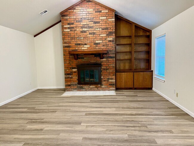 Building Photo - Updated 2 bed, 2 bath, 2 car