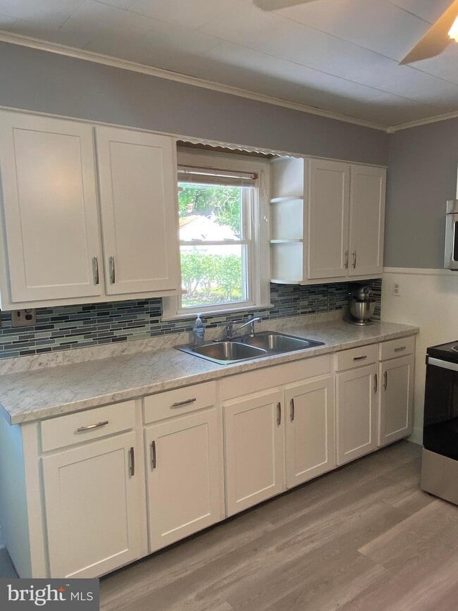 Building Photo - 1009 Tyler Ave