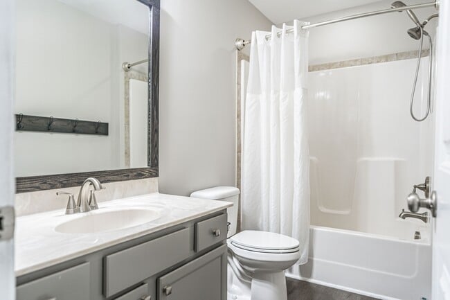 Building Photo - 135 Almond Dr