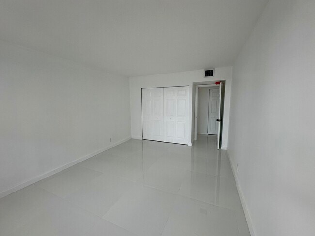 Building Photo - 3800 S Ocean Dr