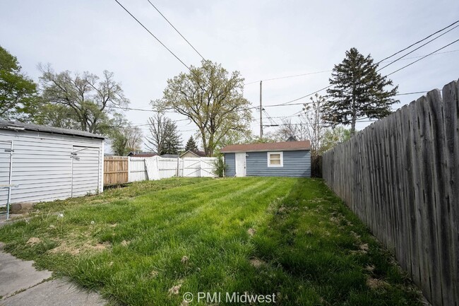 Building Photo - Charming 2 Bed Duplex in Indianapolis with Spacious Layout and Prime Location!