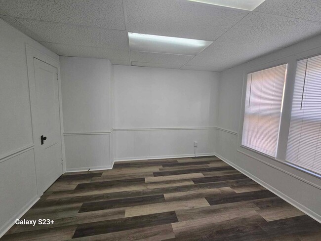 Building Photo - 2 Bedroom 1 Bath Apartment For Rent! Raven...