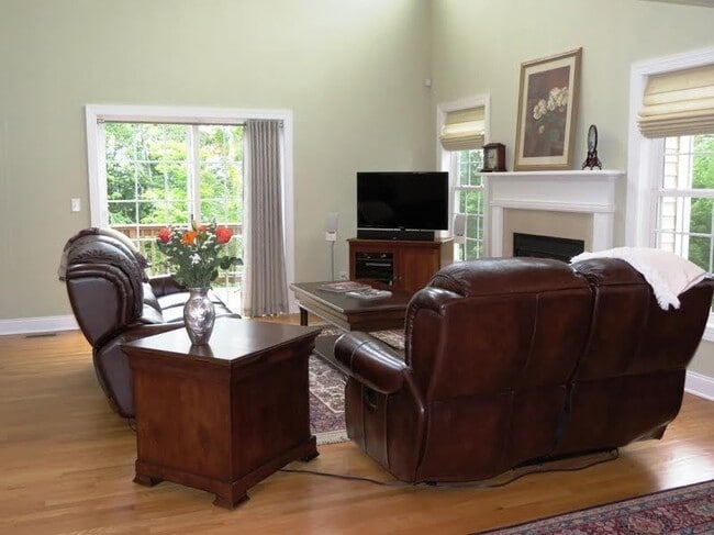 Building Photo - Newington Ridge Toll Brothers Luxury Townh...
