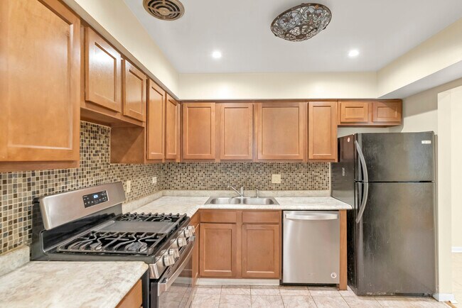 Building Photo - 1705 Robin Cir