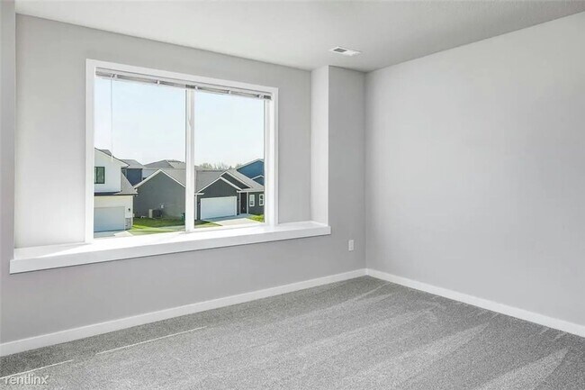 Building Photo - Charming 3 Bedroom Home in Urbandale