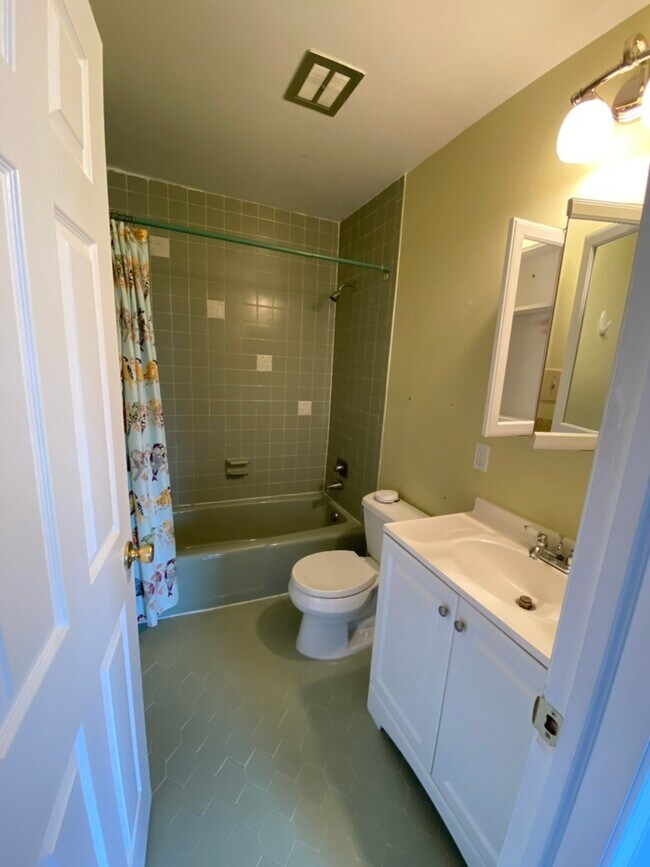 Main Bedroom Bath - 73 Boileau Ct