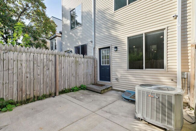 Building Photo - 1845 E Huntingdon St