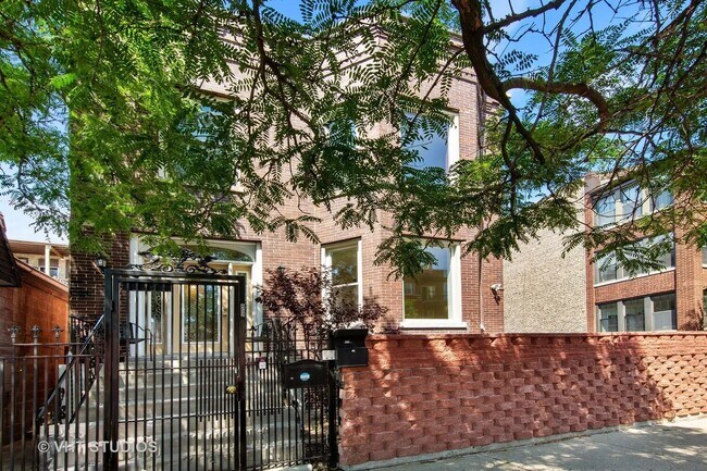 Primary Photo - 852 W Belle Plaine Ave