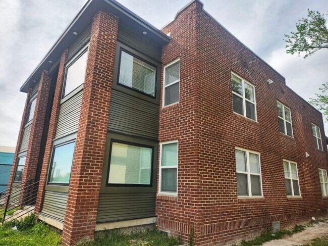 Building Photo - 2529 E Admiral Pl