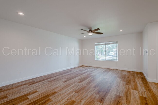 Building Photo - 4 Bedroom/2 Bath Home with an office and S...