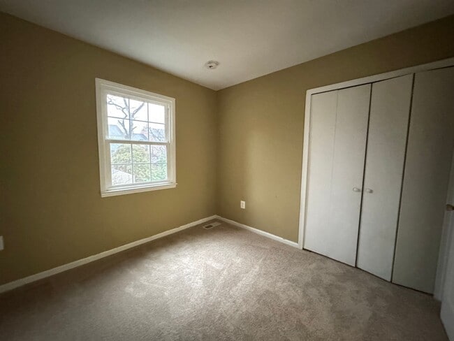 Building Photo - Spacious 3 Bed 2.5 Bath Townhome In Beautiful Sudley