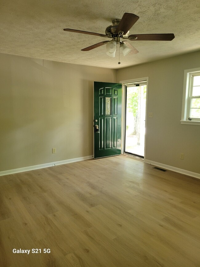 Building Photo - 253 Ivanhoe Ln
