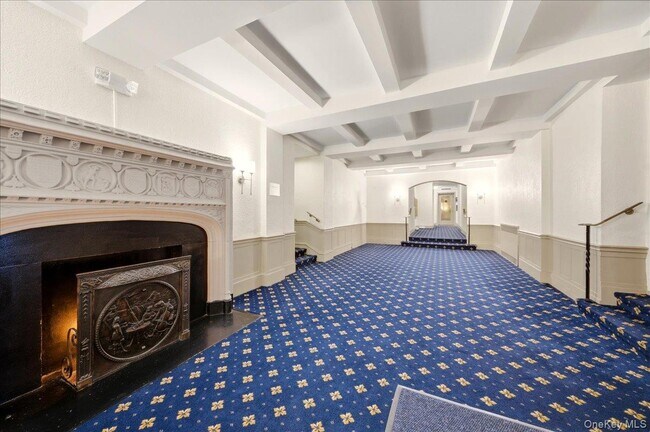 Building Photo - 300 Main St