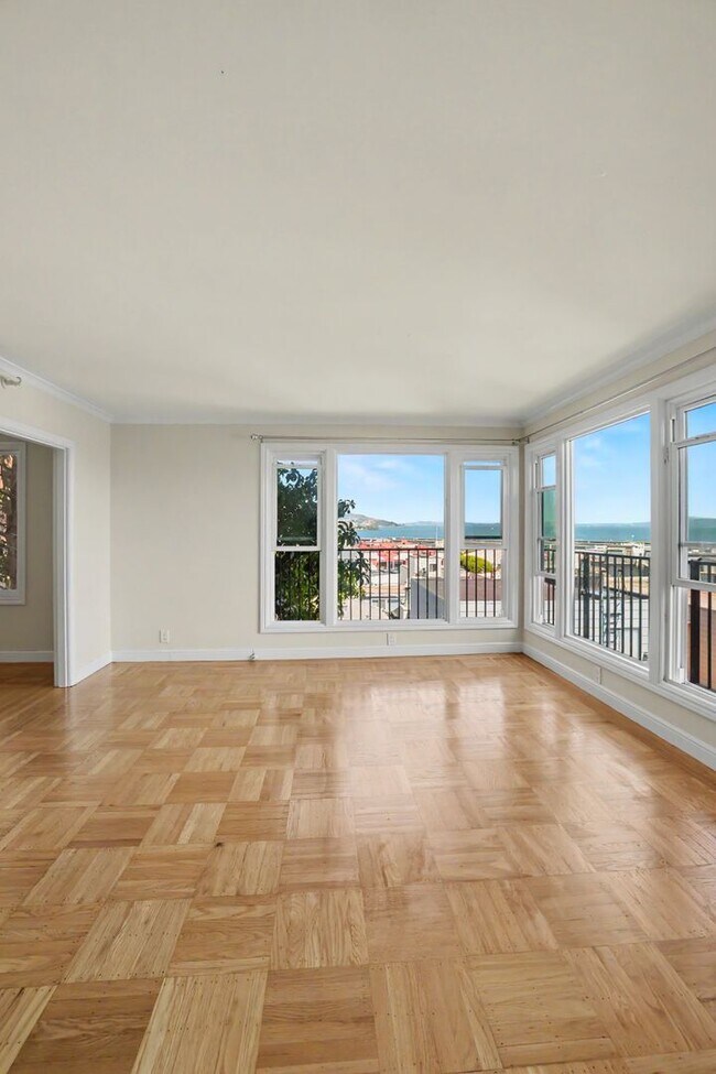 Building Photo - RENOVATED 3BR w/ Dining Room. VIEWS! Parking Avail., FREE Laundry!