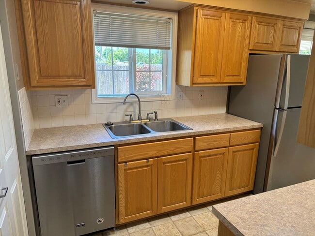 Building Photo - 2-bedroom/1 bathroom duplex with garage and shed!
