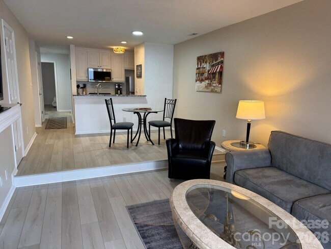 Building Photo - 368 Northwest Dr