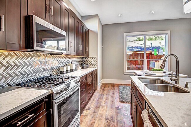 Building Photo - 4849 Benning Dr