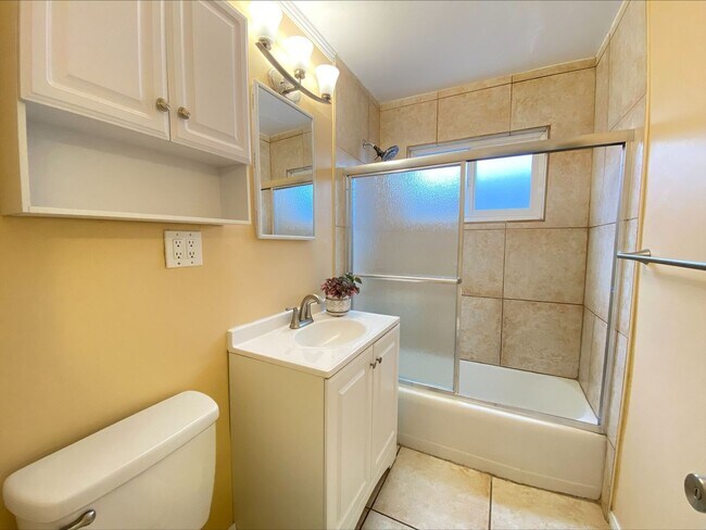 Building Photo - Great North Park Location! Private Fenced ...