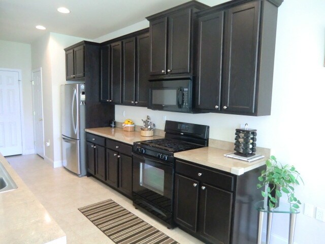 Building Photo - 2128 Red Fox Dr