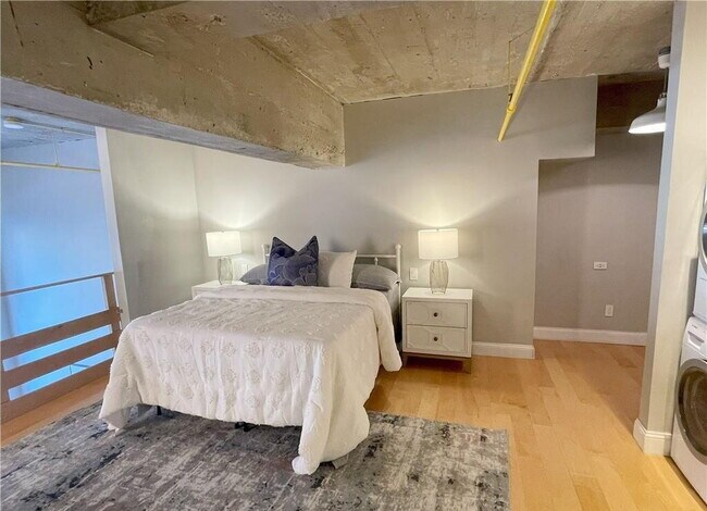 Building Photo - Bright & Spacious Unit with Natural Light