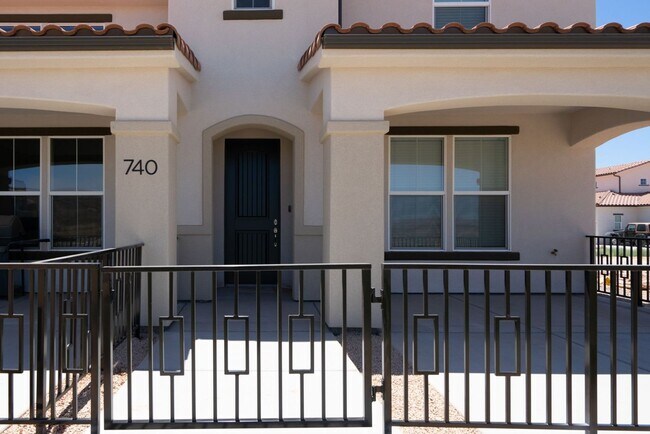 Building Photo - Well Maintained, 3 Bedroom and 2.5 Bathroom Townhome in Desert Color! Internet Included!