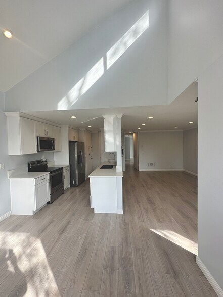 Building Photo - 6050 Canterbury Dr