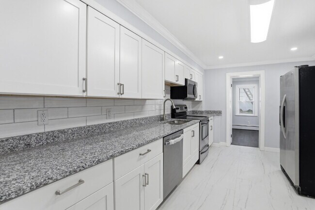 Building Photo - Beautiful Duplex with Charm