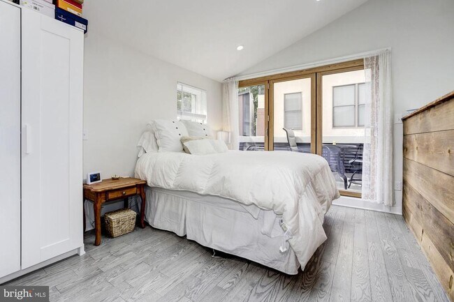 Building Photo - 430 Poplar St