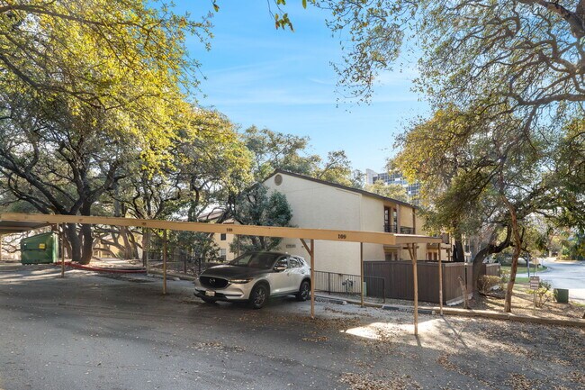 Building Photo - 8702 Village Dr