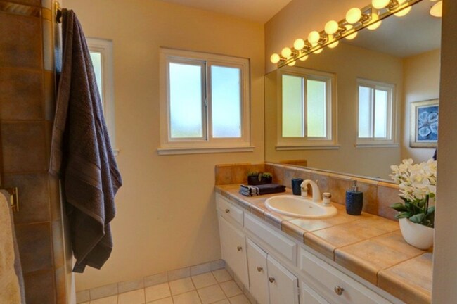 Building Photo - Executive 5BR Home with Private Backyard Retreat
